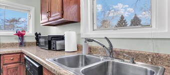 Cozy 2 Bedroom Home Mins from Downtown Champaign