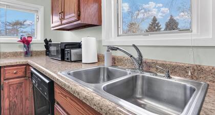 Cozy 2 Bedroom Home Mins from Downtown Champaign