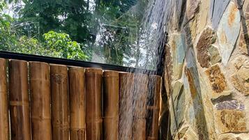 Habitación superior, 1 cama Queen size | Baño | Tina de hidromasaje, secadora de cabello, toallas, jabón