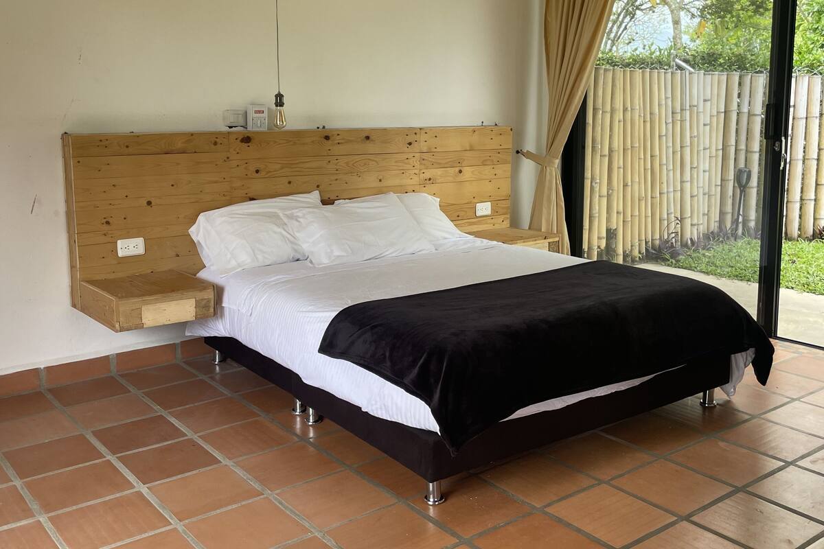 Kamar Superior, 1 Tempat Tidur Queen dengan tempat tidur Sofa | Selimut bulu angsa, busa memori, minibar, dan meja kerja