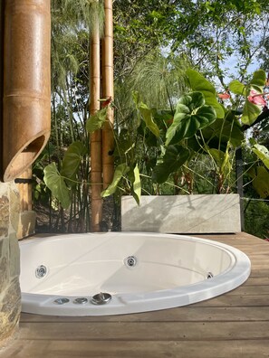 Deluxe huisje | Donsdekens, bedden met traagschuimmatrassen, een minibar, een bureau