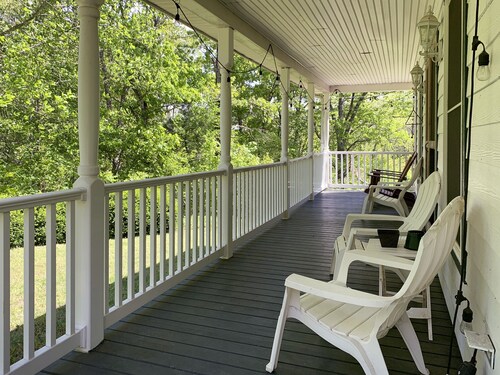 Hightop Hideaway, a cozy secluded mountain retreat. Pet-friendly, Shenandoah NP.