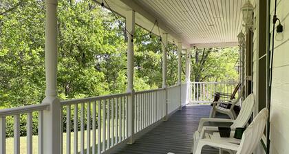 Hightop Hideaway, a cozy secluded mountain retreat. Pet-friendly, Shenandoah NP.