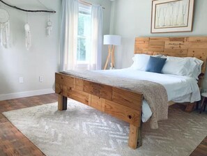 3 bedrooms, desk, iron/ironing board, free WiFi
