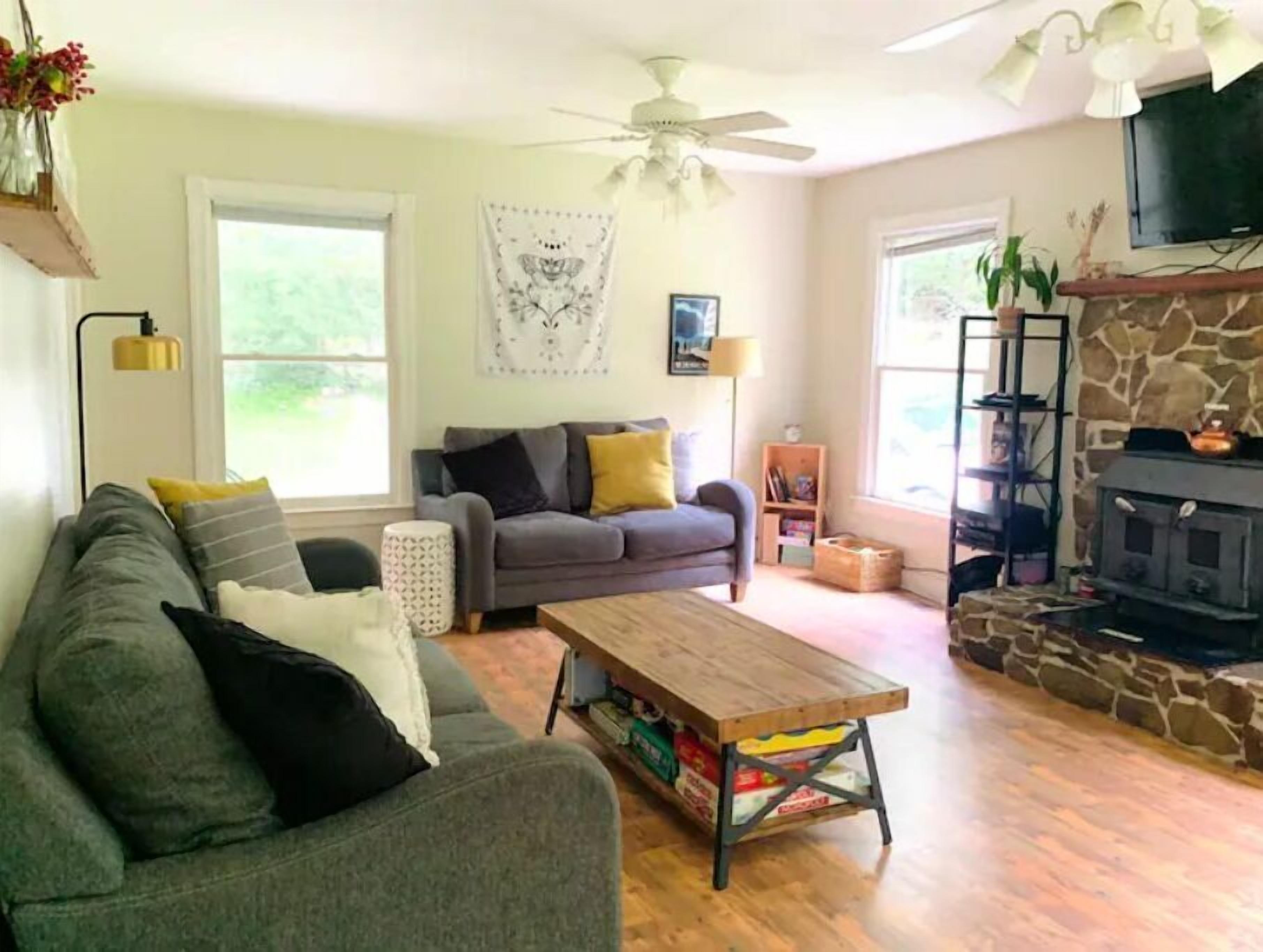 智能电视、壁炉、DVD 播放器、书