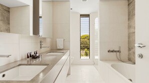 Een haardroger, handdoeken