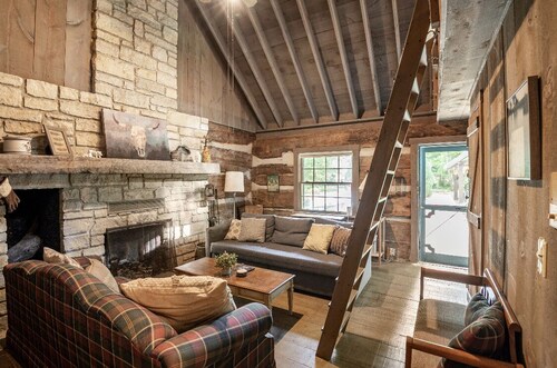 Cozy Cabin with fireplace, hot tub & hiking trails