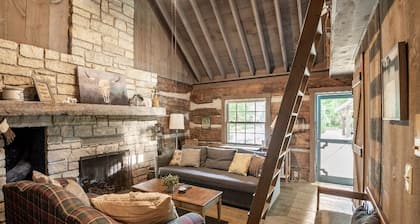 Cozy Cabin with fireplace, hot tub & hiking trails