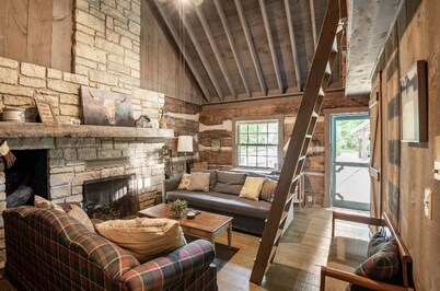 Cozy Cabin with fireplace, hot tub & hiking trails