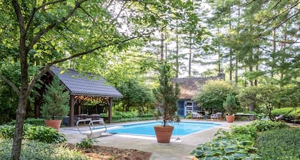 Cozy Cabin with fireplace, hot tub & hiking trails