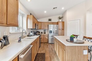 Réfrigérateur, four à micro-ondes, un four, surface de cuisson