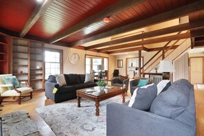 Älytelevisio, takka, videopelejä, DVD-soitin