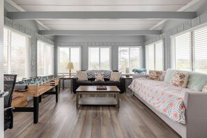 TV connectée, cheminée, jeux vidéo, lecteur de DVD