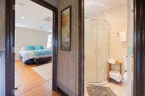 6 bedrooms, iron/ironing board, free WiFi, bed sheets