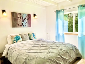 4 bedrooms, desk, WiFi, bed sheets