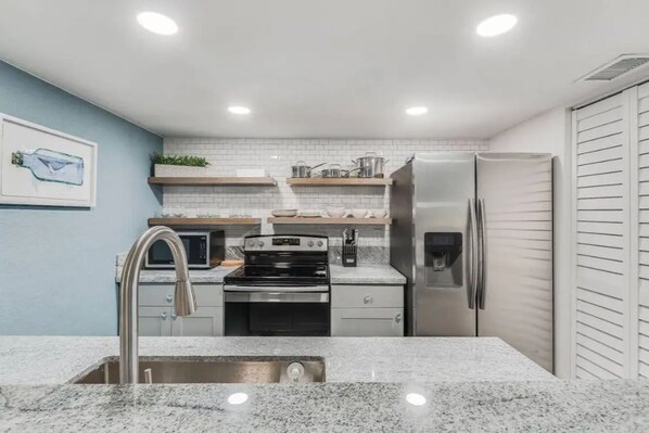 Réfrigérateur, micro-ondes, four, plaque de cuisson