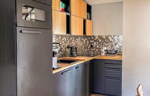Réfrigérateur, four à micro-ondes, surface de cuisson, lave-vaisselle
