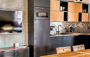 Kühlschrank, Mikrowelle, Herdplatte, Geschirrspüler