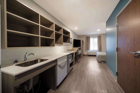 1 habitación, decoración personalizada, muebles diferentes y escritorio
