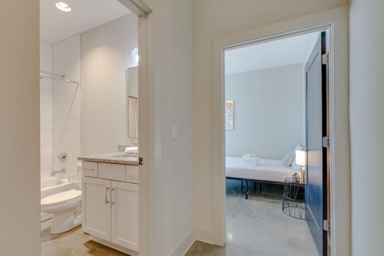 Un baño moderno con inodoro, lavamanos y ducha.