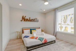 4 habitaciones, escritorio y tabla de planchar con plancha 
