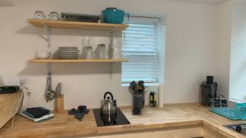 Jääkaappi, mikroaaltouuni, uuni, liesi