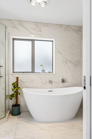 Bathroom - Stunning Taka Retreat nr Beach-Netflix  (Auckland)