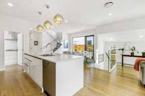 Apartment | Private kitchen - Stunning Taka Retreat nr Beach-Netflix  (Auckland)