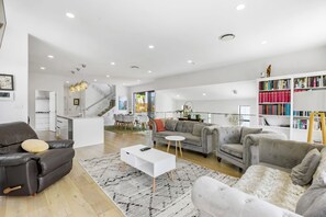 อพาร์ทเมนท์ | บริเวณนั่งเล่น | ทีวี 42 นิ้ว พร้อมช่องดิจิตอล, Netflix, บริการสตรีมมิ่ง