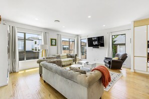 Apartment | Living area | 42-inch TV with digital channels, Netflix, streaming services - Stunning Taka Retreat nr Beach-Netflix  (Auckland)