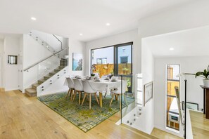 Apartment | In-room dining - Stunning Taka Retreat nr Beach-Netflix (Auckland)