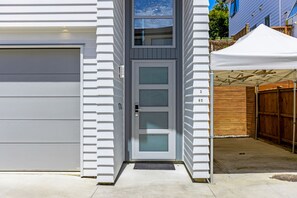 Property entrance - Stunning Taka Retreat nr Beach-Netflix (Auckland)