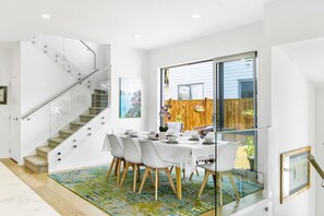 Apartment | In-room dining - Stunning Taka Retreat nr Beach-Netflix  (Auckland)