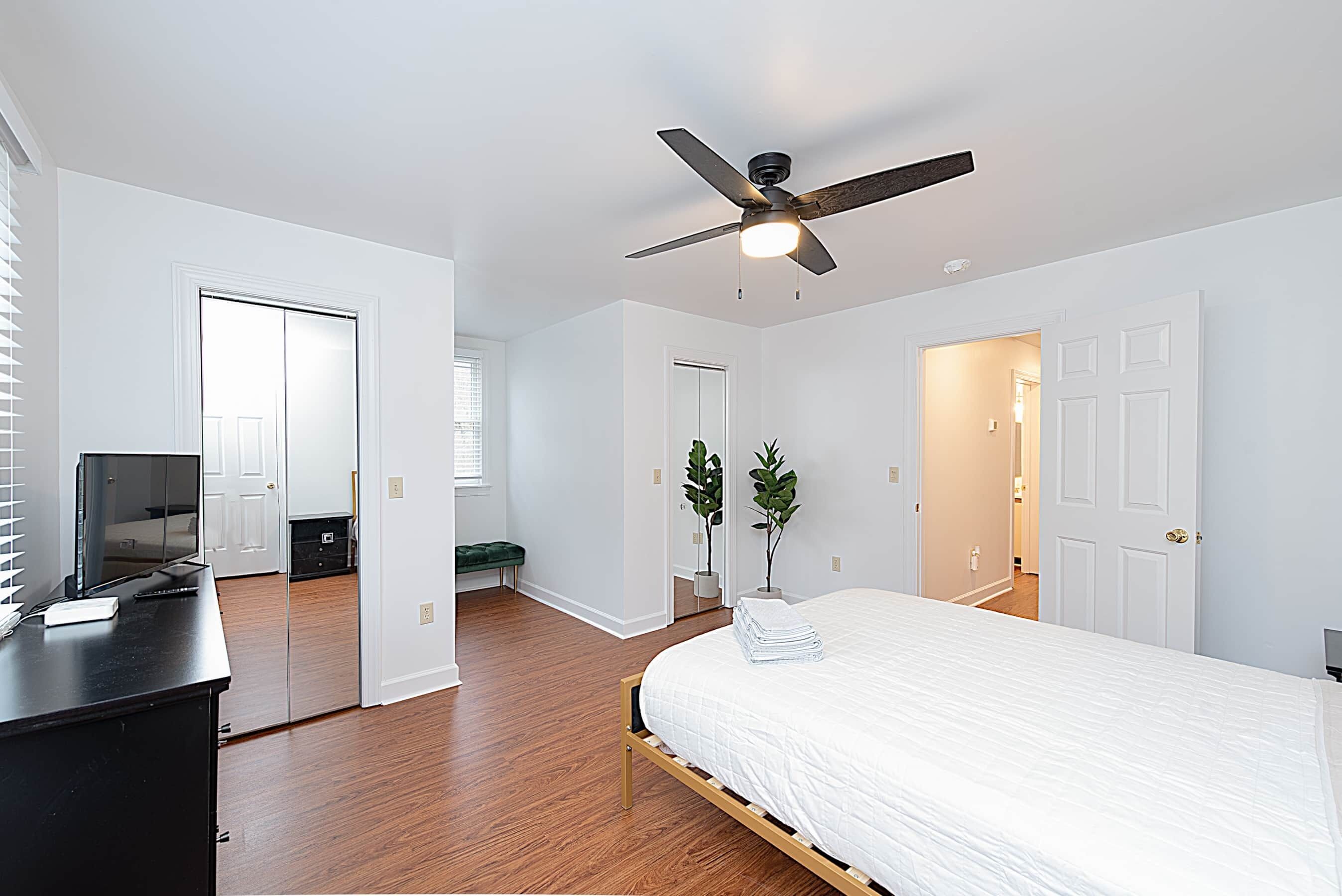 10 slaapkamers, een strijkplank/strijkijzer, reisbedje, wifi