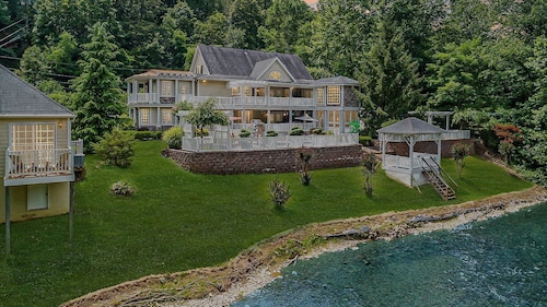 Jackson River Estate Riverfront with Pool, Billiards, Games.