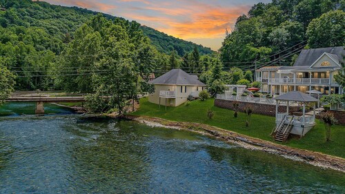 Jackson River Estate Main House Pool, Riverfront, sleeps 15