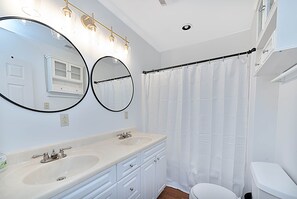 Bañera, secador de pelo y toallas