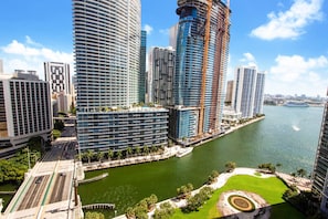 Um hotel moderno com vista para o rio, um pátio central e design arquitetônico contemporâneo.