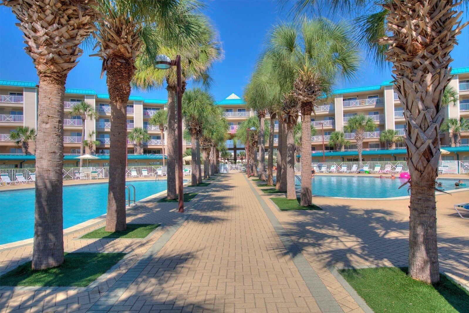 Alberca al aire libre y alberca climatizada