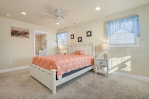 3 bedrooms, iron/ironing board, WiFi - Beach Haven - Modern Home; Close to town! (Chincoteague Island)