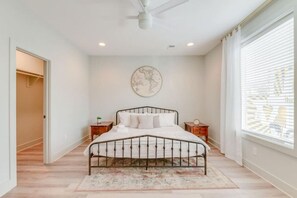 4 bedrooms, desk, iron/ironing board, WiFi