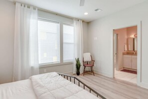 4 bedrooms, desk, iron/ironing board, WiFi