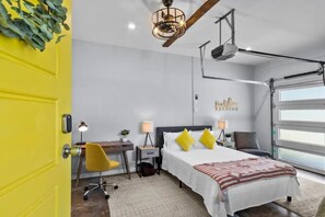 4 soverom, skrivebord, strykejern/-brett og reiseseng for barn