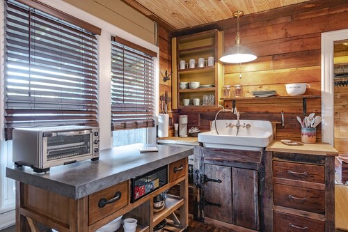 Cozy historic cottage in historic Fairmount