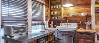 Cozy historic cottage in historic Fairmount