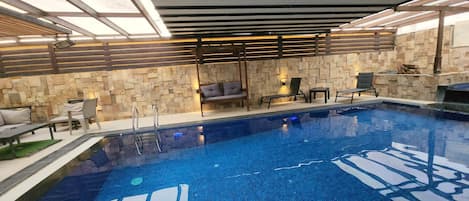 من حمّامات السباحة المغطاة، حمّام سباحة مُدفَّأ