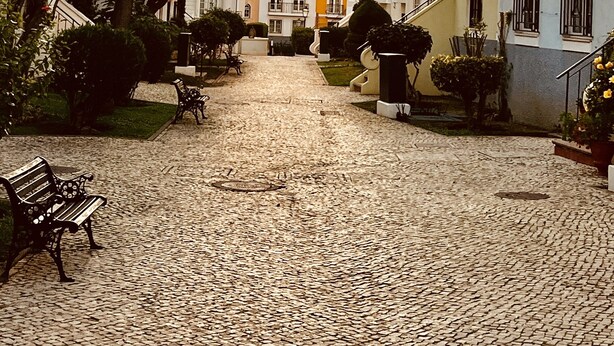 A cobblestone street lined with buildings, a bench, and a lamppost. - Charming 2 bedroom triplex in the Old Village, Vilamoura, Algarve (Vilamoura)