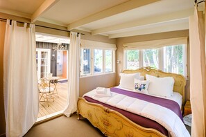 3 bedrooms, individually decorated, individually furnished - Palm Beach Cottage (Waiheke Island)
