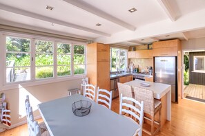 Family dining - Palm Beach Cottage (Waiheke Island)