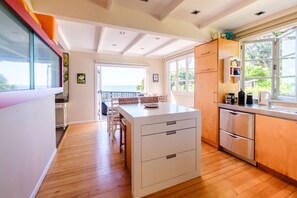 Full-sized fridge, microwave, oven, stovetop - Palm Beach Cottage (Waiheke Island)